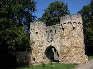 © Copyright/Quelle: www.ingelheim.de • Die Wehrmauer in Ober-Ingelheim wurde vermutlich im frühen 15. Jahrhundert errichtet. Sie besitzt einen Zinnenkranz und ist bis zu 8 m hoch und bis zu 2 m dick. Über eine längere Strecke war der Mauer ein Graben mit Bachlauf vorgelagert. Das von der Wehrmauer eingeschlossene Gelände hätte den Einwohnern im Falle eines Angriffs zum Rückzug dienen sollen, was aber nie nötig war. In die Mauer waren mehrere Türme eingefügt, die zum Teil noch erhalten und an ihren charakteristischen Steinkegeldächern zu erkennen sind. Ebenfalls noch erhalten sind das „Uffhubtor“ und das Ohrenbrücker Tor. • © Copyright/Quelle: www.ingelheim.de