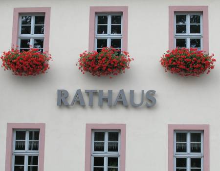 Rathaus Haus B außen Rathaus Schriftzug nah1