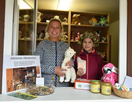 Wie immer mit dabei: Der Zooshop des Fördervereins mit vielen süßen Plüschtieren aber auch Produkten aus Südamerika, deren  Erlös teilwiese den Erzeugern zu Gute kommt.