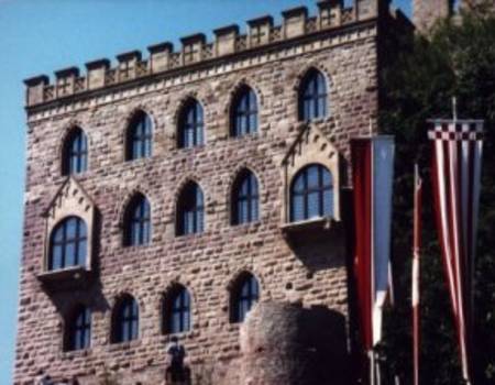 Die Kästenburg (mittelalterliche Bezeichnung für Kastanienburg), errichtet im innersten Bezirk eines germanischen Wodan- und römischen Merkurheiligtums, im 19. Jahrhundert in Maxburg und Hambacher Schloß umgetauft, bildete mit dem Schlößchen Geispitz und einer Wehranlage auf dem Heidelberg ein strategisches Dreieck, unter dessen Obhut sich Hambach entwickelte.