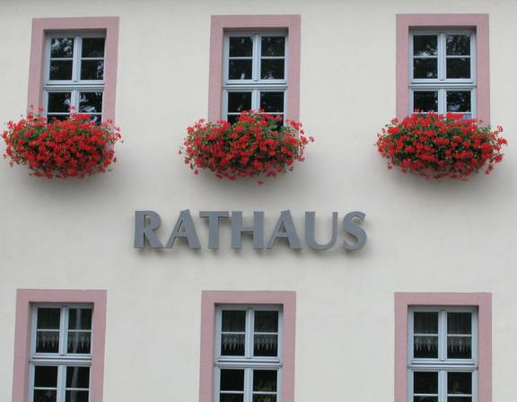 Rathaus Haus B außen Rathaus Schriftzug nah1