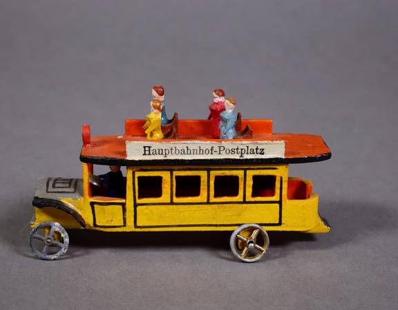 Ein Spielzeugbus aus der Sammlung von Albrecht Krenkel